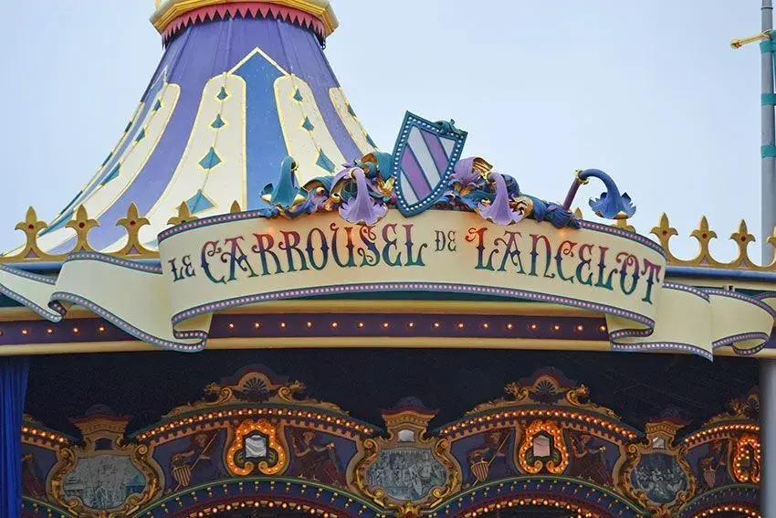 Entrada principal del Carrusel de Lancelot en Disneyland Park