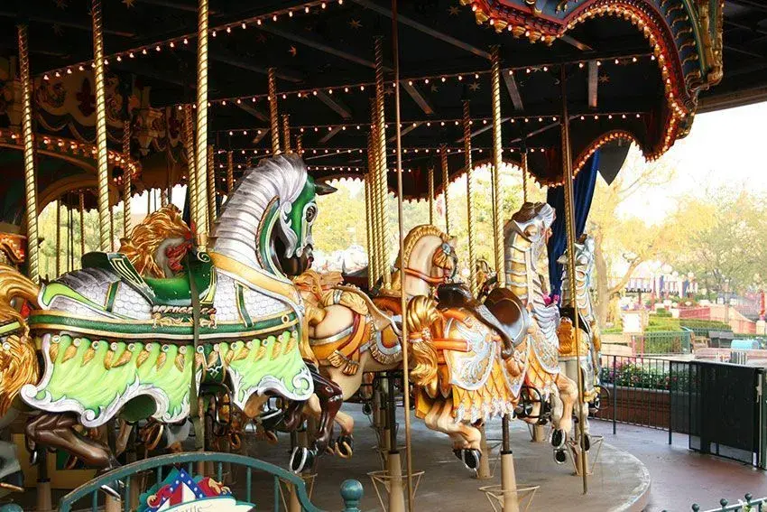 Caballos de madera girando en el carrusel de Lancelot