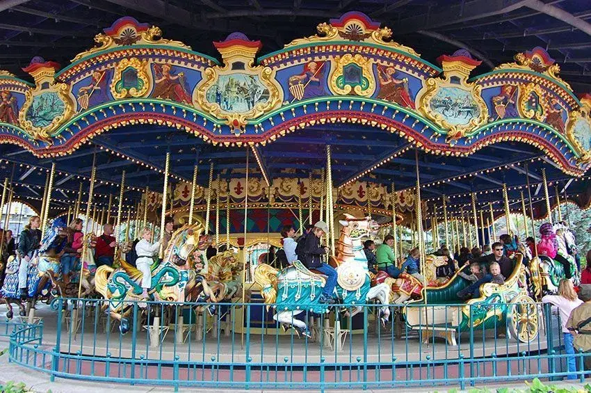Vista panorámica del carrusel de Lancelot en pleno movimiento