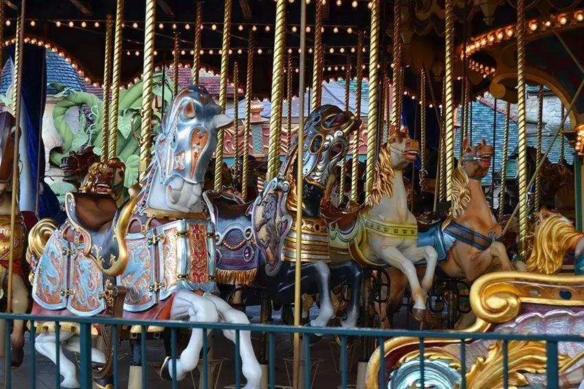 Caballos de madera tallados a mano en Le Carrousel de Lancelot