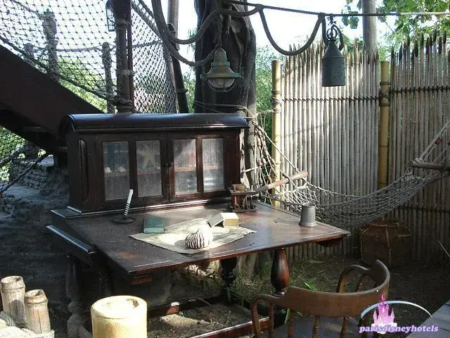 Mesa rústica y decoración interior de la casa del árbol