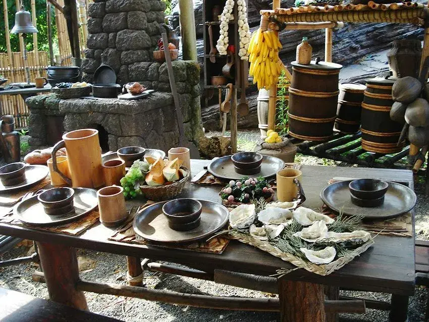Cocina ambientada con frutos y enseres rescatados del naufragio
