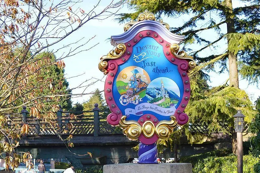 Vista principal de Casey Jr, cartel con el nombre de la atracción en Disneyland Paris