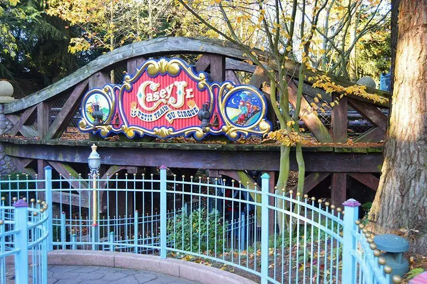 Puente de madera con el nombre y logo de la atracción Casey Jr en Disneyland Paris