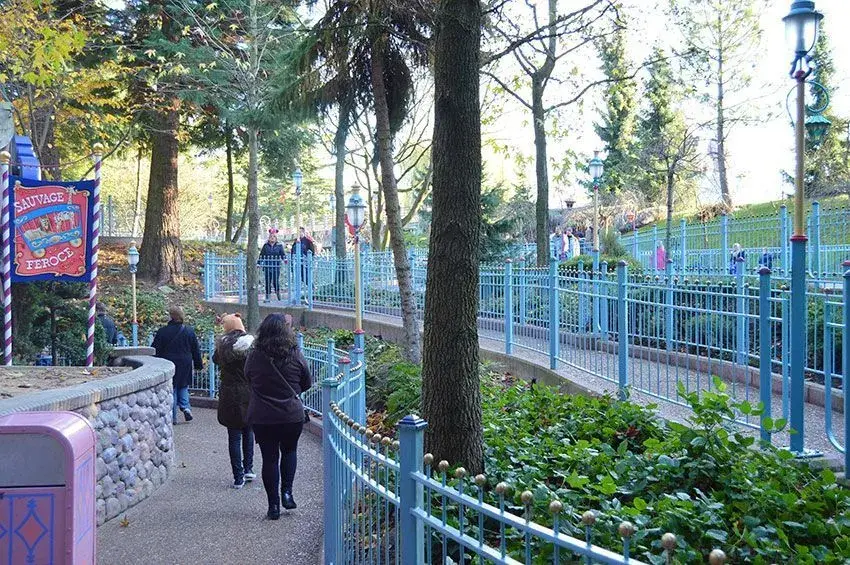 Visitantes explorando la atracción Casey Jr en Disneyland Paris