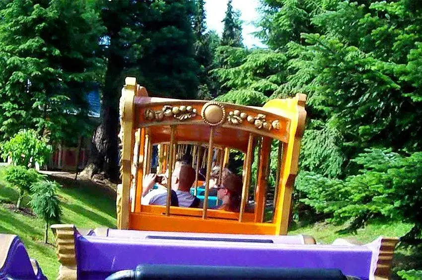 Visitantes disfrutando del paisaje durante el recorrido en el tren Casey Jr en Disneyland Paris