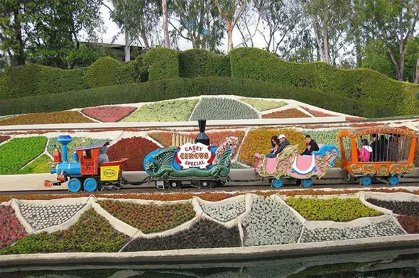 Vista lateral del tren Casey Jr en Disneyland Paris, detalle del diseño del tren