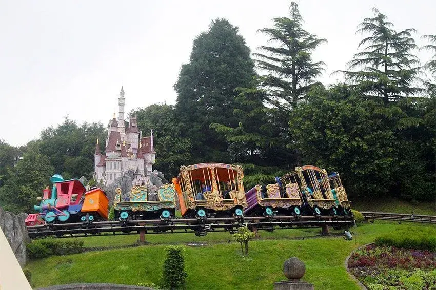 El tren Casey Jr doblando una curva emocionante en Disneyland Paris