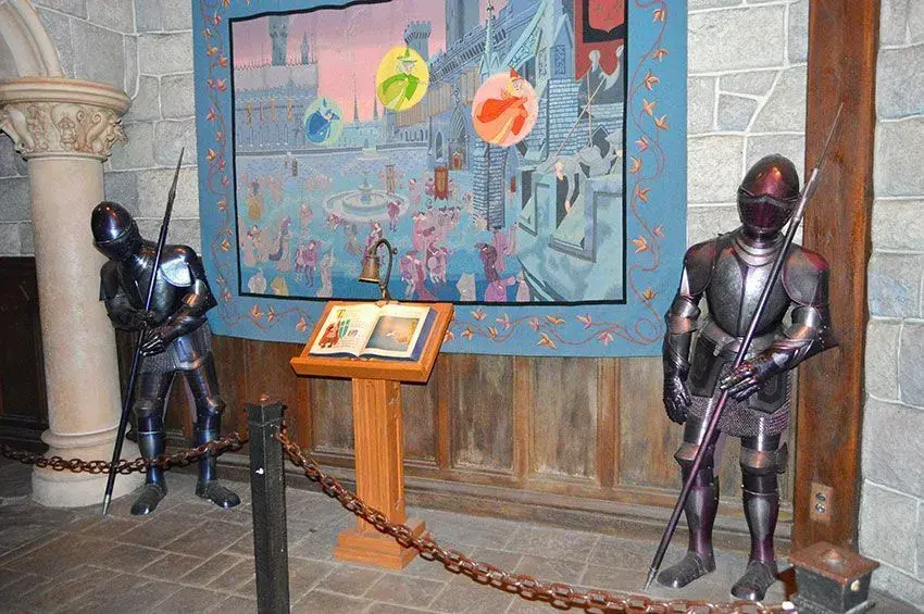 Esculturas y libro ilustrado en la Galeria de la Bella Durmiente
