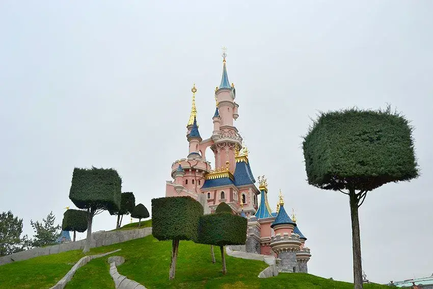 Vista diurna del Castillo de la Bella Durmiente en Disneyland Paris