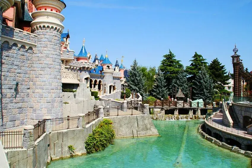 Foso y foso de agua que rodea el Castillo de la Bella Durmiente