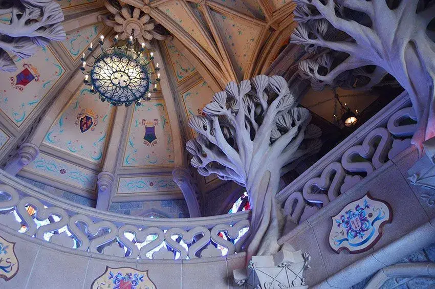 Techo y vidrieras ornamentadas en el interior del castillo