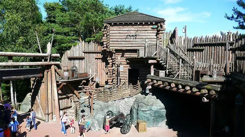 Visitantes recorriendo las pasarelas superiores de Fort Comstock