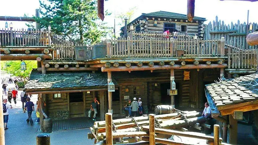 Detalle de las torres de madera en Fort Comstock
