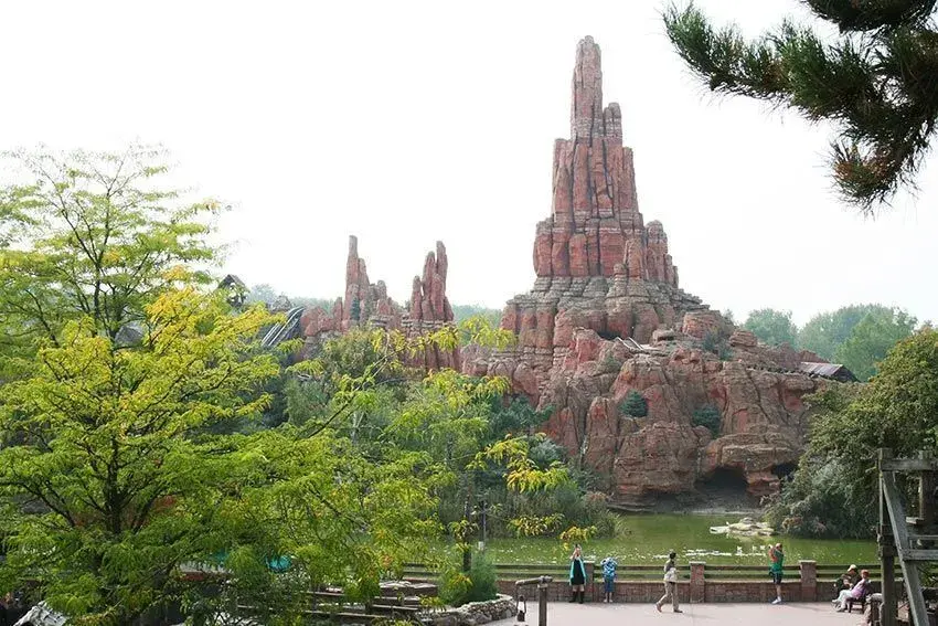Panorámica del lago de Frontierland desde Fort Comstock