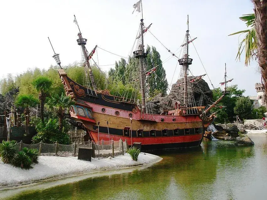 Barco pirata flotando en el agua, Isla Aventura en parque temático