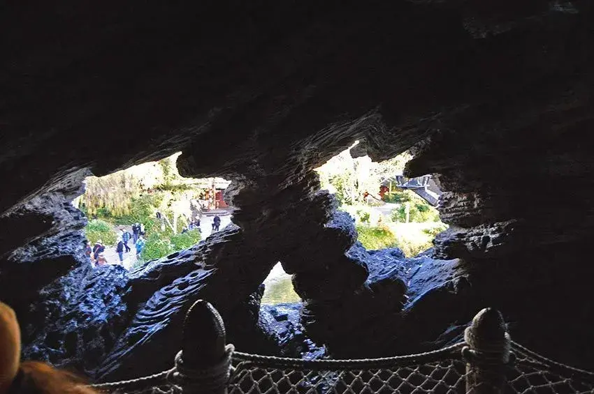 Cueva de la atracción Isla Aventura, con detalles temáticos 