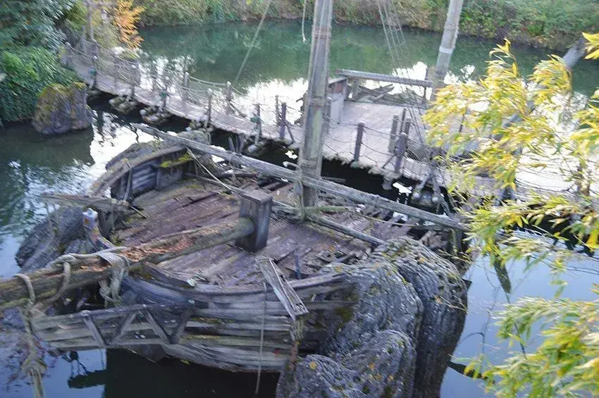 Puente de madera sobre agua en la Isla Aventura, ambiente exótico