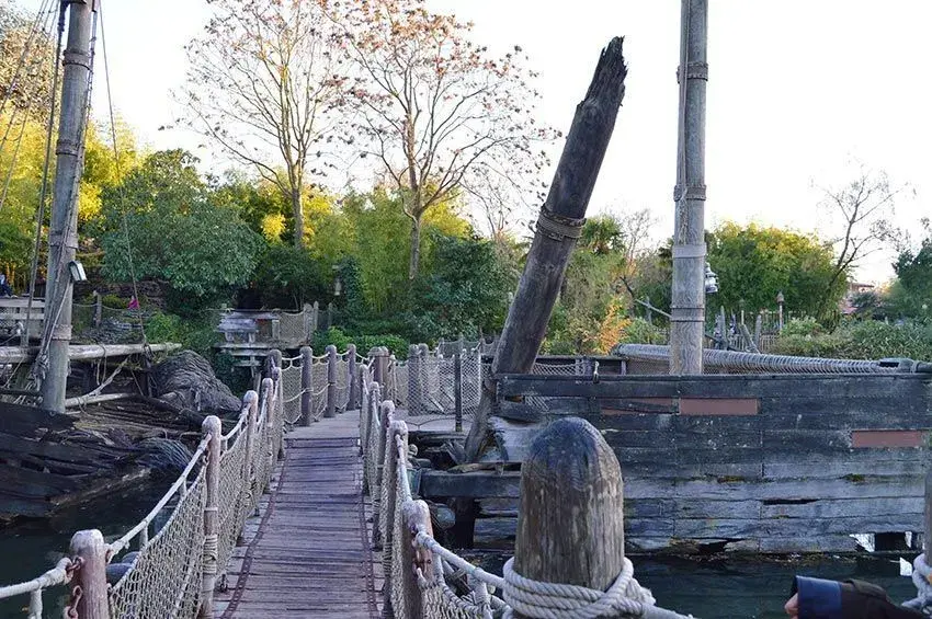 Vista panorámica del puente de madera en Isla Aventura, parque temático