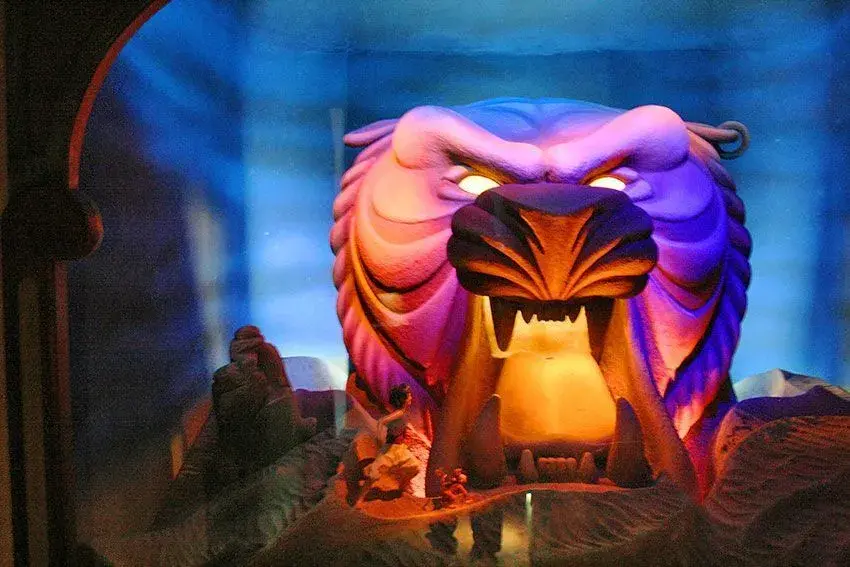 Animal abriendo la boca en la atracción Pasaje Aladín - Escena de la atracción temática