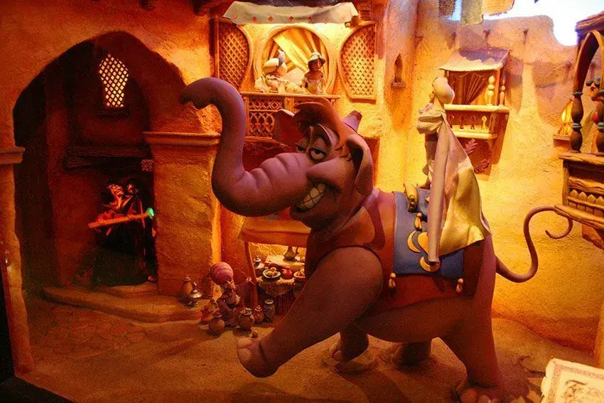 Figura de Dumbo en la atracción Pasaje Aladín - Escena de los personajes animados