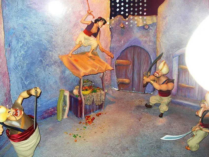 Aladín con su espada preparado para luchar en la atracción Pasaje Aladín - Batalla mágica