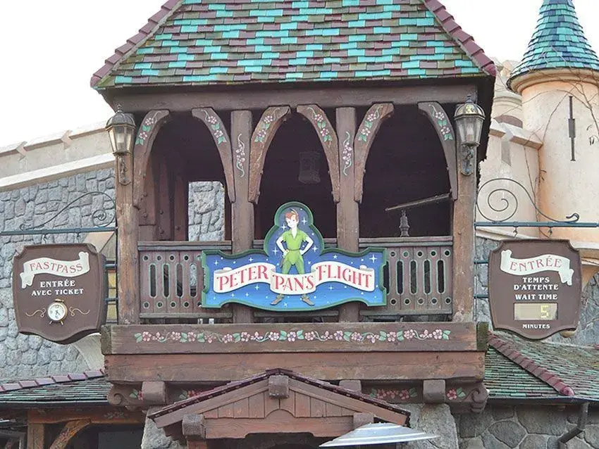 Cartel de bienvenida con el logo de Peter Pan's Flight en Disneyland Paris