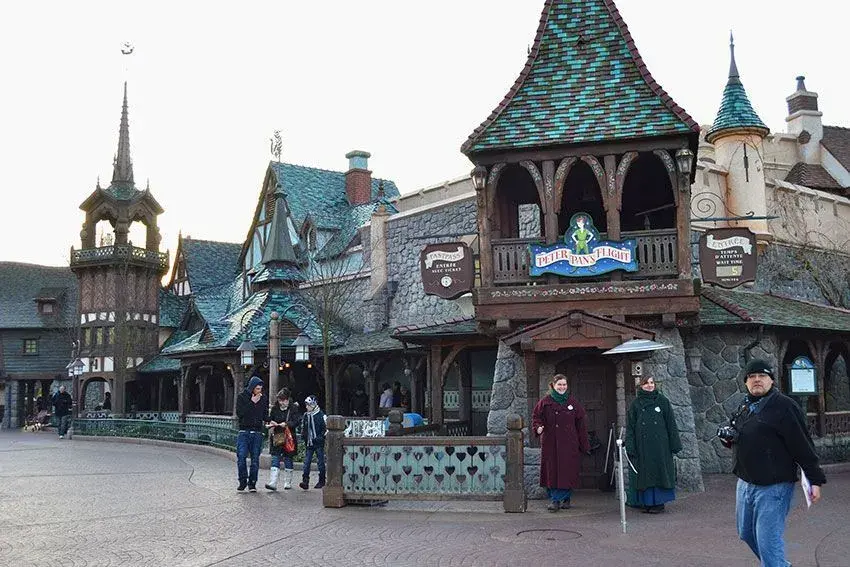 Vista exterior de la atracción Peter Pan's Flight con visitantes disfrutando del entorno