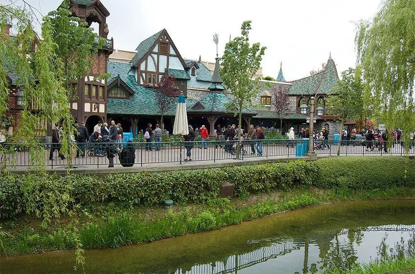 Vista más general del exterior de la atracción Peter Pan's Flight con una multitud de visitantes