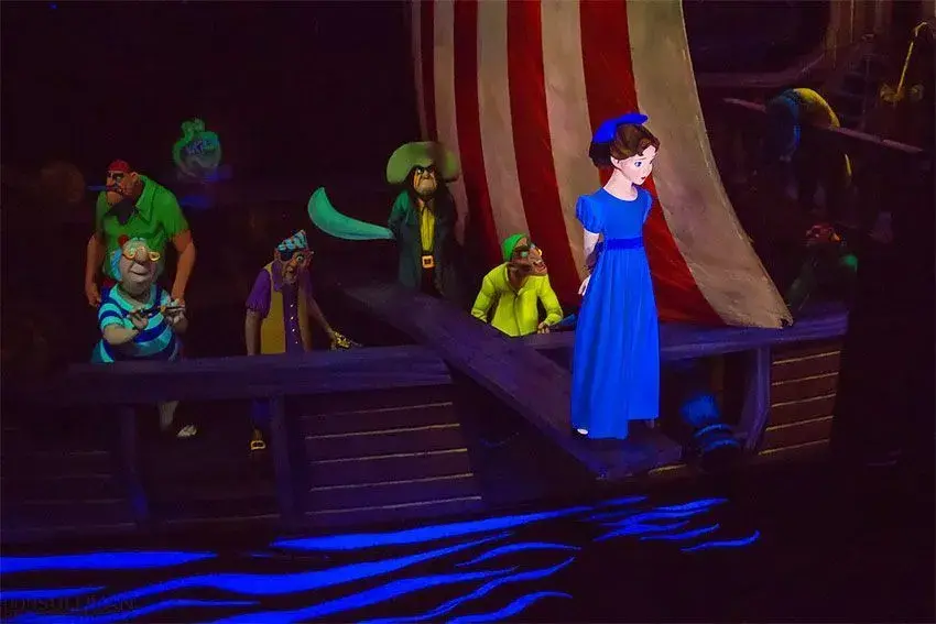 Escena de la atracción Peter Pan's Flight mostrando una princesa triste al borde de una tabla rodeada de personajes aterradores