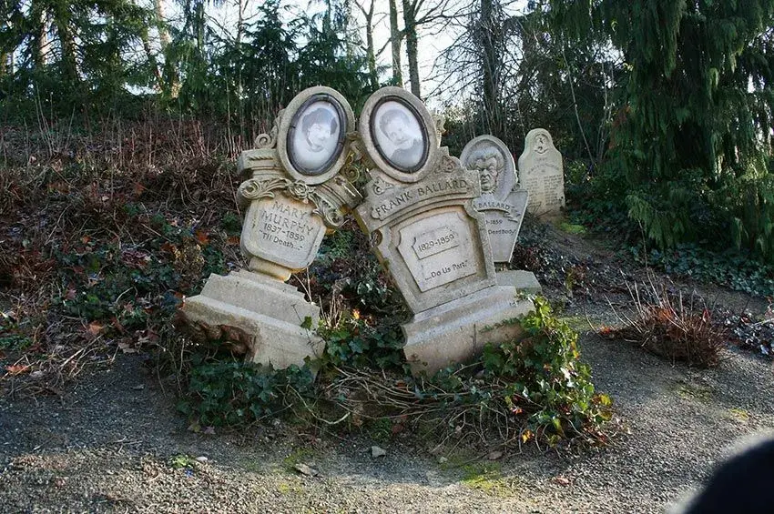 Vista de lápidas fuera de la mansión Phantom Manor - Cementerio espeluznante