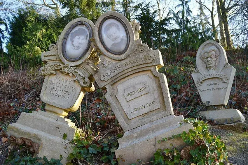 Lápidas adicionales en los alrededores de Phantom Manor - Misterio y horror en cada rincón
