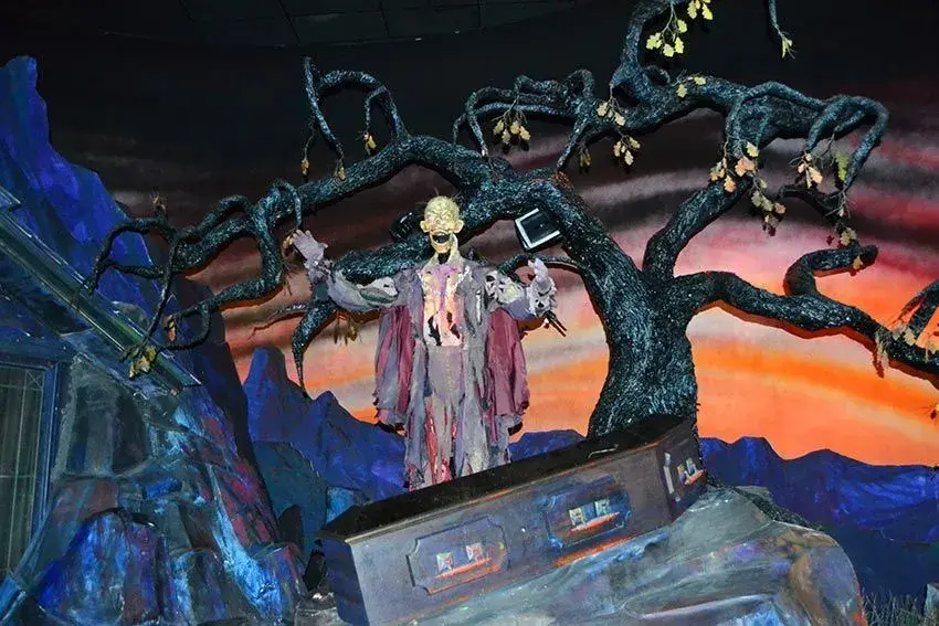 Árbol embrujado y figura fantasmagórica dentro de la mansión Phantom Manor - Escena espeluznante