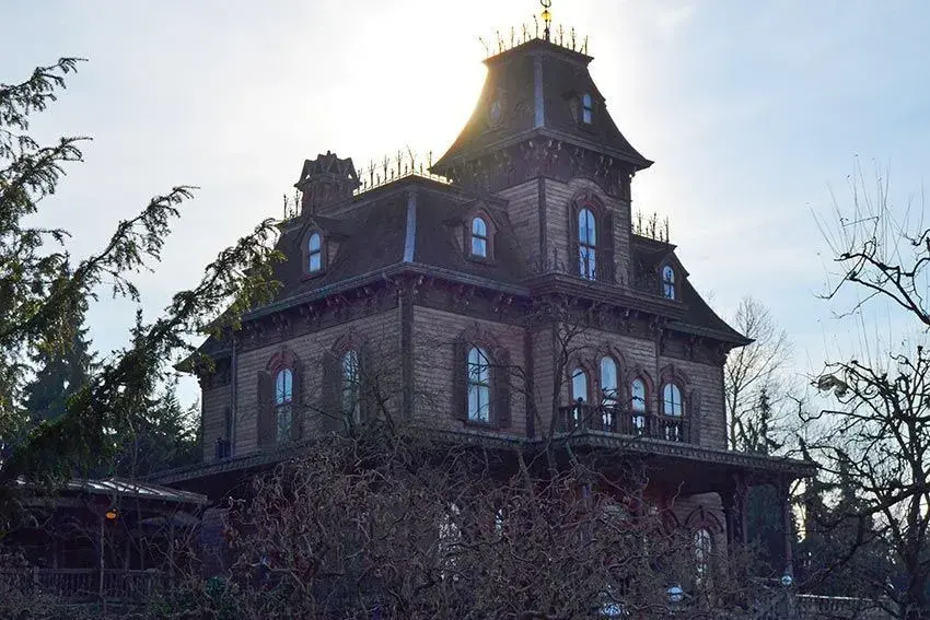 Phantom Manor al atardecer - Atracción de horror con ambiente misterioso