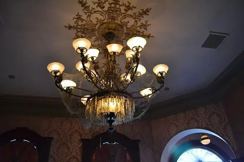 Techo de la mansión Phantom Manor con luces antiguas y misteriosas - Decoración macabra