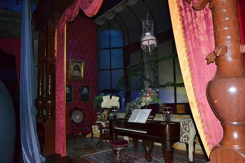 Piano embrujado en la mansión Phantom Manor - Elemento terrorífico de la atracción