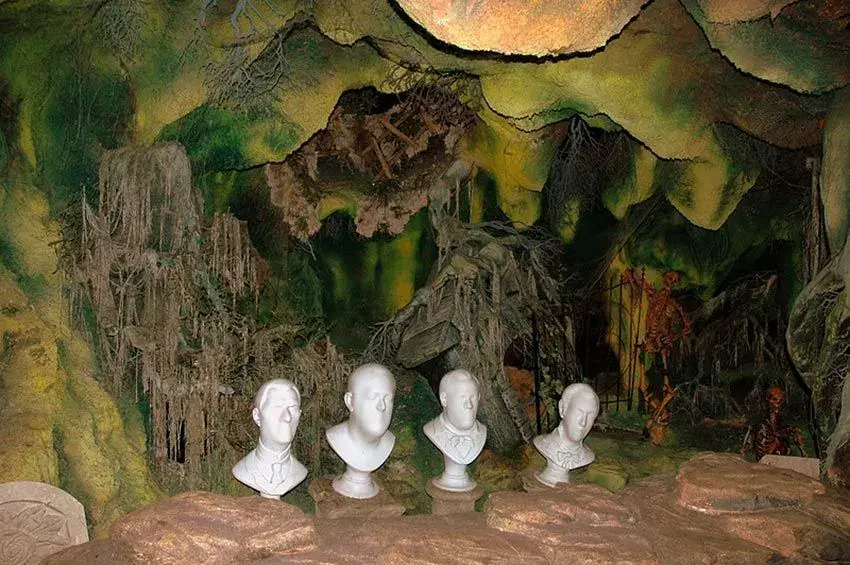 Bustos de cabeza fantasmales en Phantom Manor - Arte macabro y misterioso