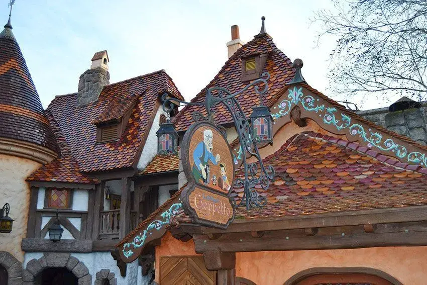 Cartel con Geppetto y Pinocho dando la bienvenida en la atracción Les Voyages de Pinocchio en Disneyland Paris