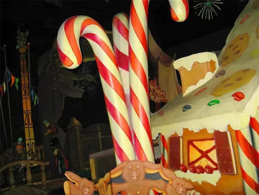 Decoraciones temáticas dentro de la atracción Les Voyages de Pinocchio en Disneyland Paris