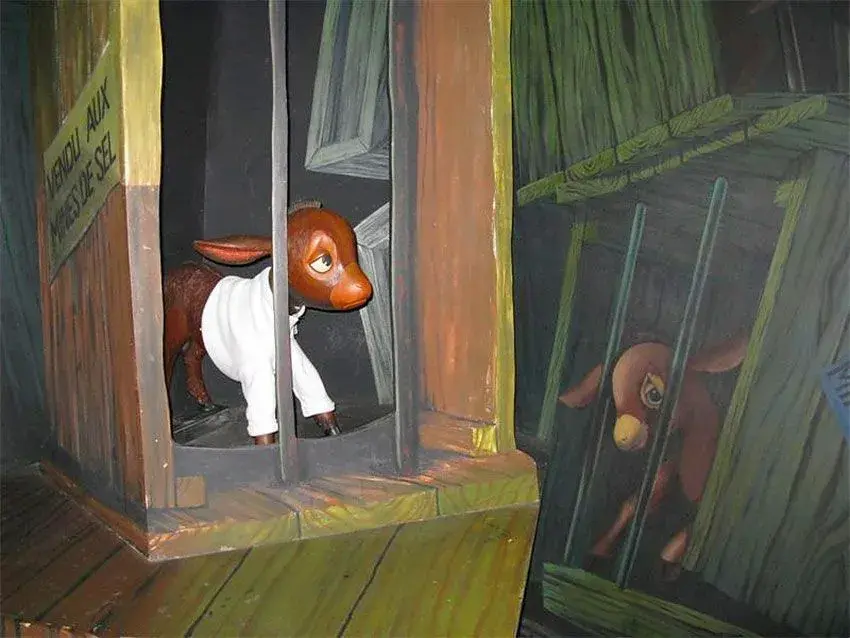 Animales de personajes temáticos encerrados en jaulas decorativas dentro de la atracción Les Voyages de Pinocchio en Disneyland Paris