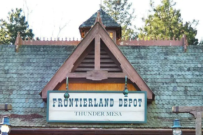 Entrada a la atracción Disneyland Railroad con el icónico cartel del Rancho en Frontierland