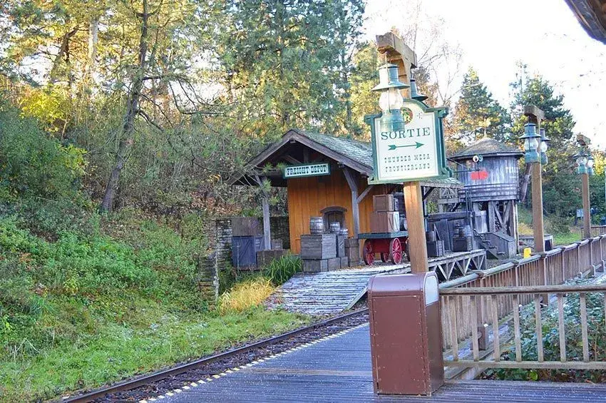 Vista cercana del carril del tren Disneyland Railroad - Detalles del recorrido por Frontierland