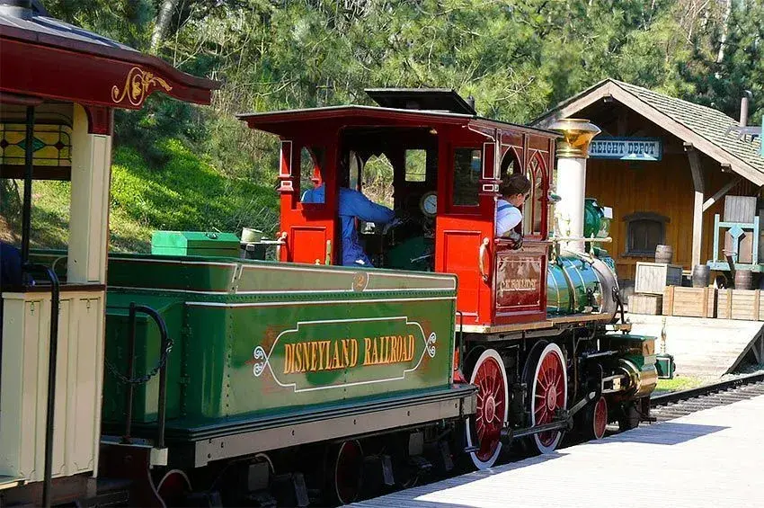 Conductor y acompañante en el tren Disneyland Railroad en Frontierland - Operando el viaje en tren