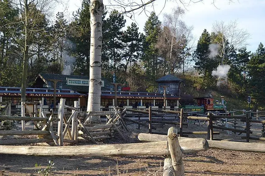 Vista del carril del tren Disneyland Railroad en Frontierland - Disfruta del paisaje