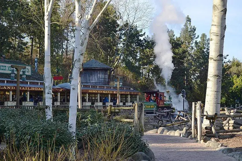 Otra vista del carril del tren Disneyland Railroad en Frontierland - Un recorrido pintoresco