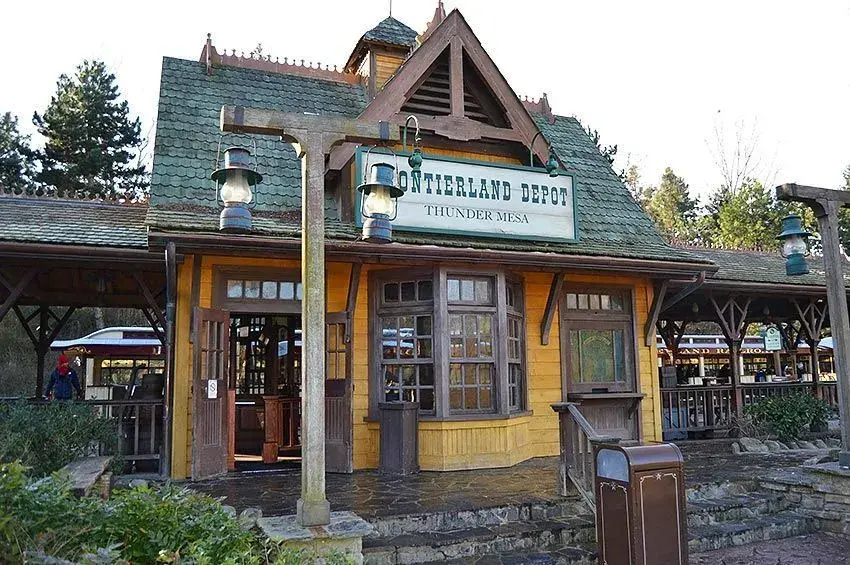 Vista completa de la estación Disneyland Railroad en Frontierland - Punto de inicio para la aventura