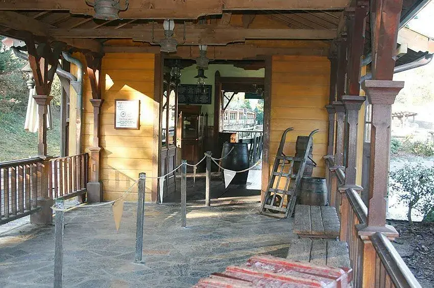 Entrada de la atracción Disneyland Railroad en Frontierland - Comienza tu viaje por el parque