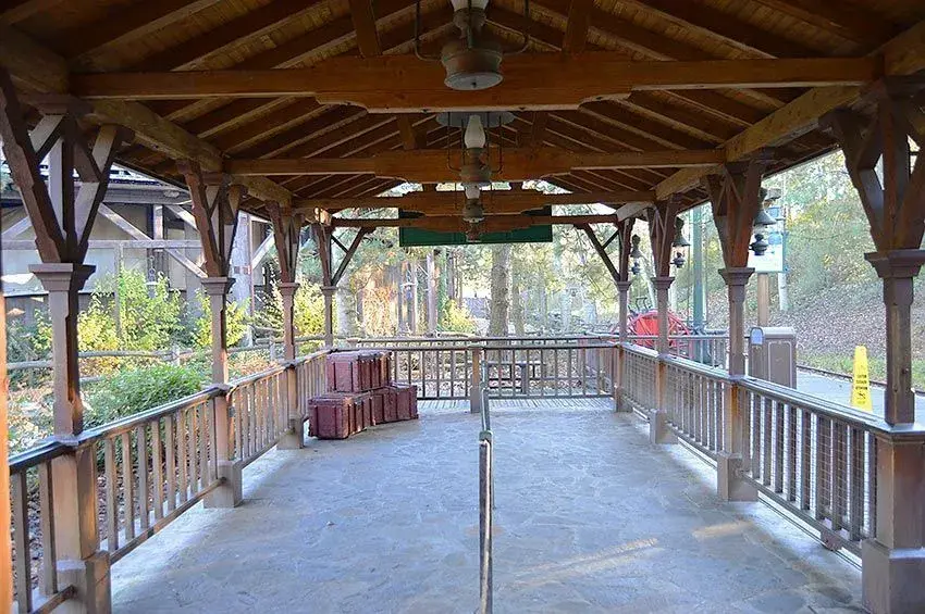 Vista del patio de la estación Disneyland Railroad en Frontierland - Área de espera para los viajeros