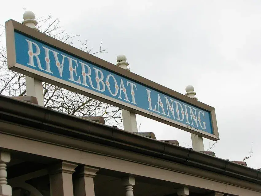 Cartel de entrada de la atracción Thunder Mesa Riverboat Landing en Disneyland París