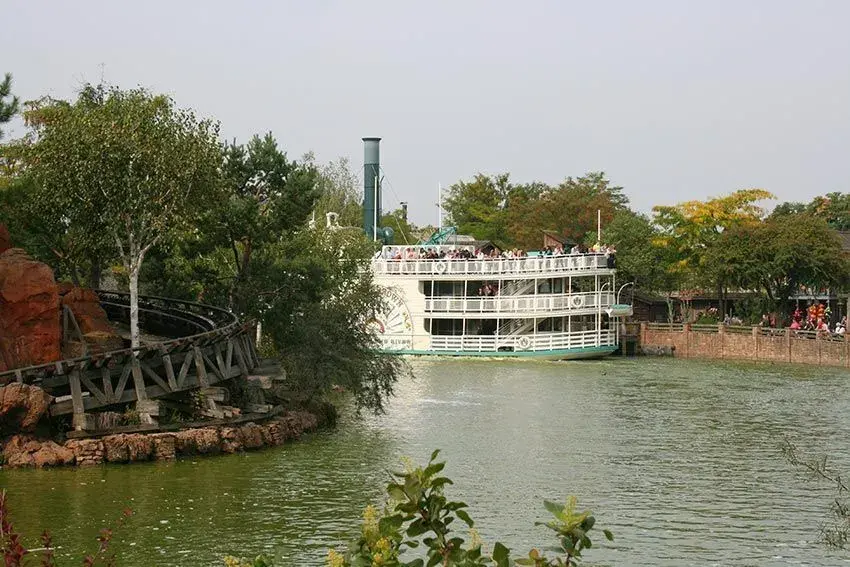 Vista más lejana de personas disfrutando del paseo en el Riverboat
